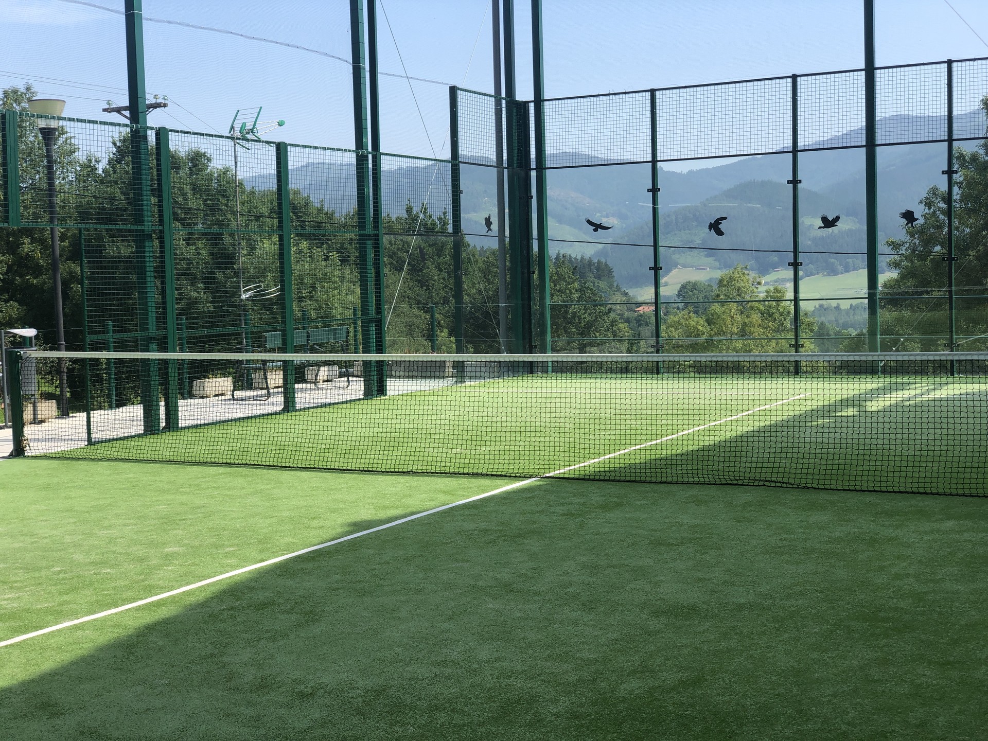 Erabiltzeko prest dago herriko estreinako padel pista