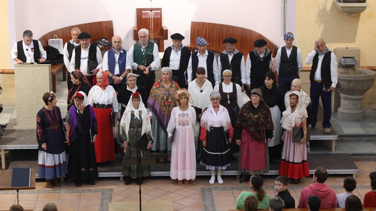 Zarzuela doinuekin bete du parrokia Aretxabaleta Abesbatzak