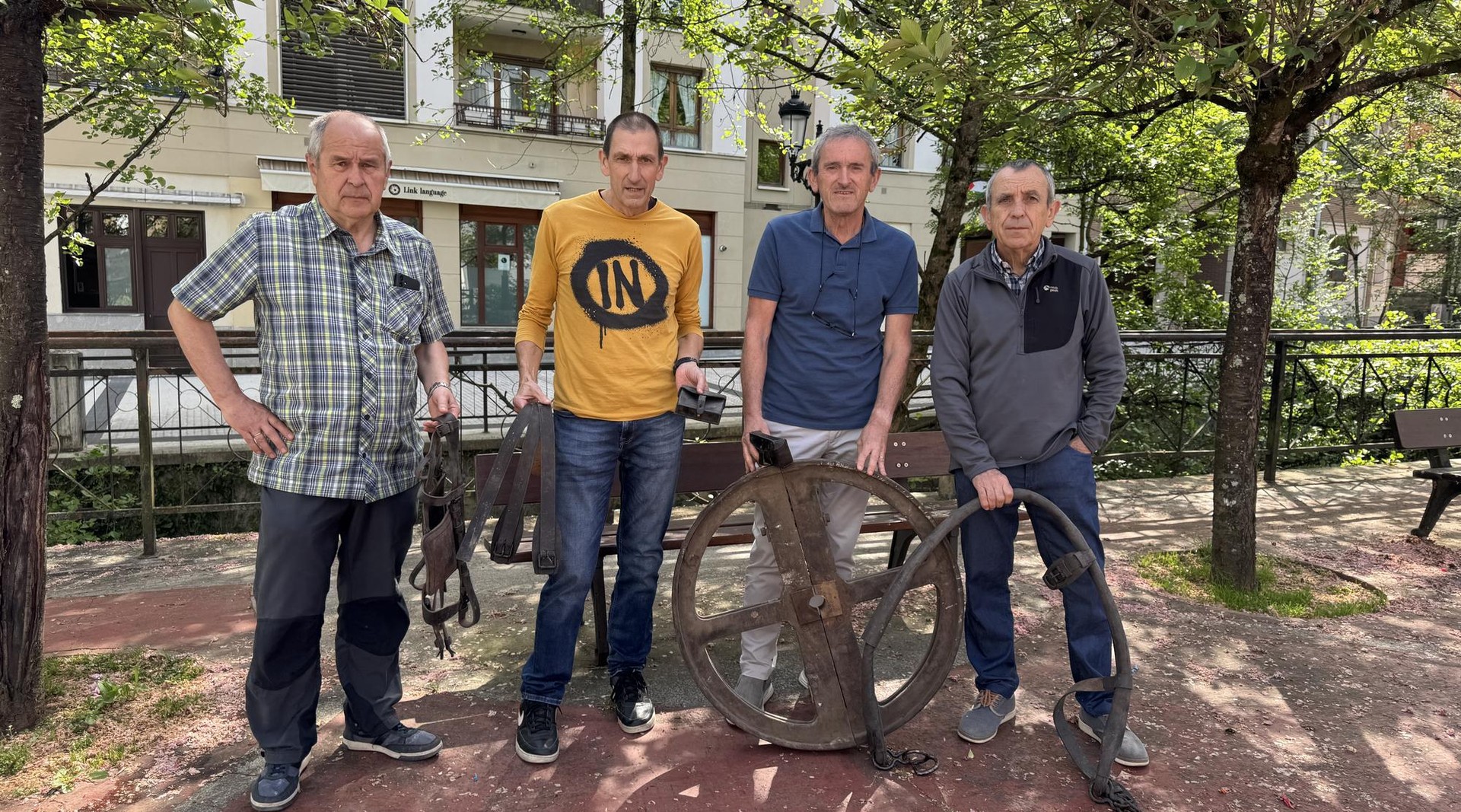 Narrugintza gogoratzeko erakustokia egiten dabiltza Narruolako kideak