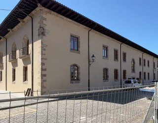 Ikusgai dago Oñatiko unibertsitatearen fatxada berriaren zati handi bat