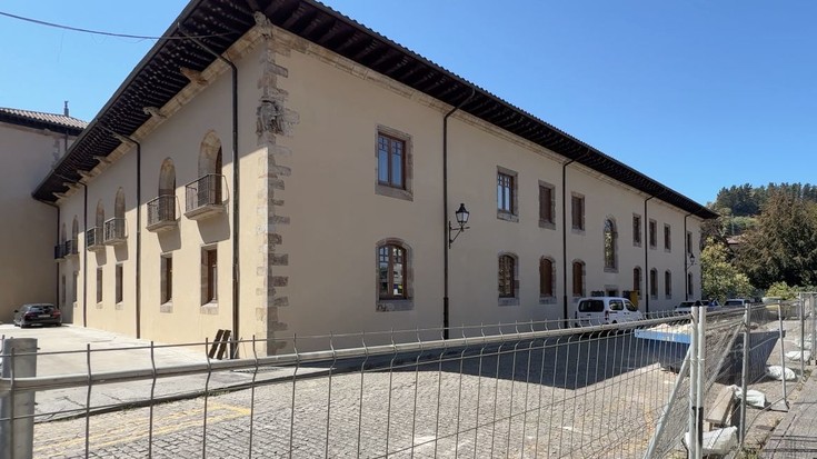 Ikusgai dago Oñatiko unibertsitatearen fatxada berriaren zati handi bat