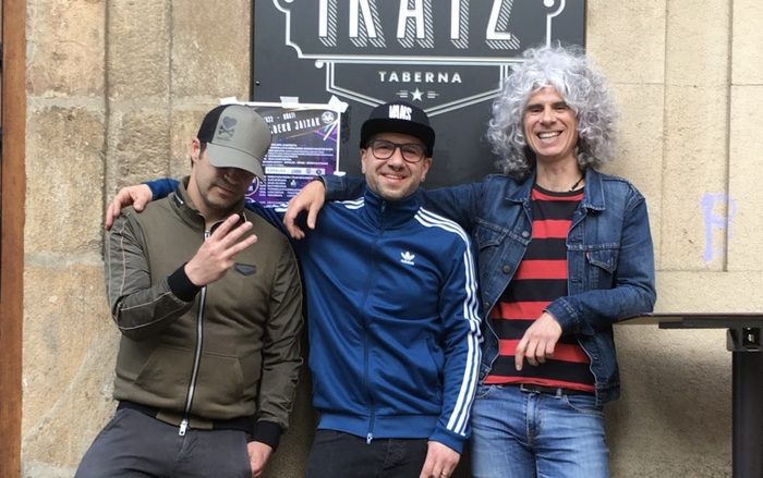 Hiru Haundiak taldearen kontzertua, Mondravember abiatzeko