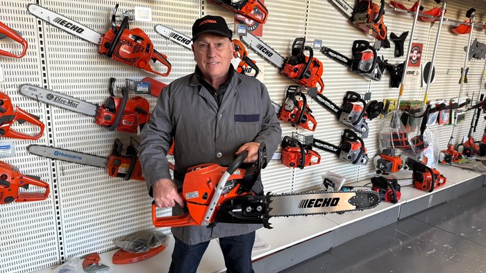 Enrike Brunet: "Urtean 500 motozerra saltzera heldu naiz; orain zifra horretara heltzea pentsaezina da"