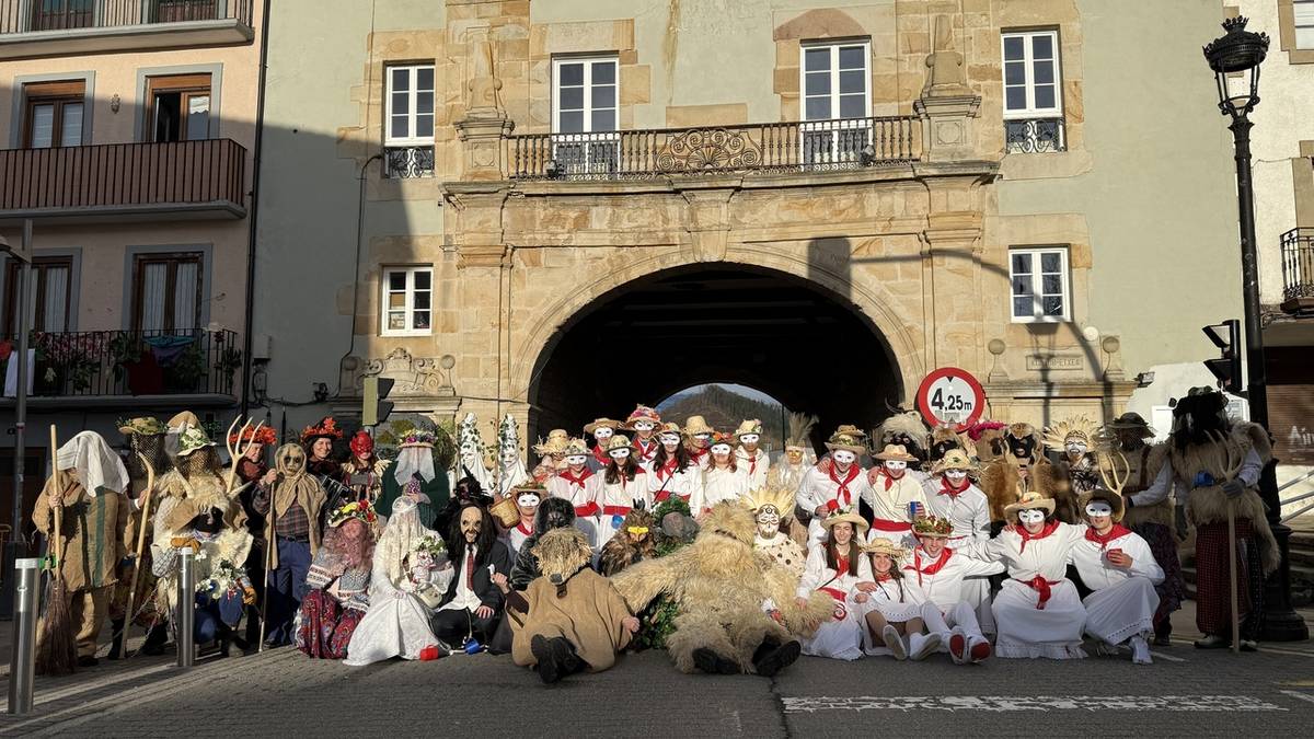 Kokoen konpartsak Elgetako inguruak girotu ditu