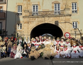 Kokoen konpartsak Elgetako inguruak girotu ditu