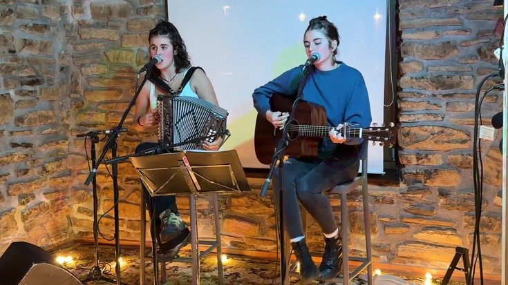 Barrena ahizpa musikariek eman diote hasiera Ozkarbiko azaroko egitarauari