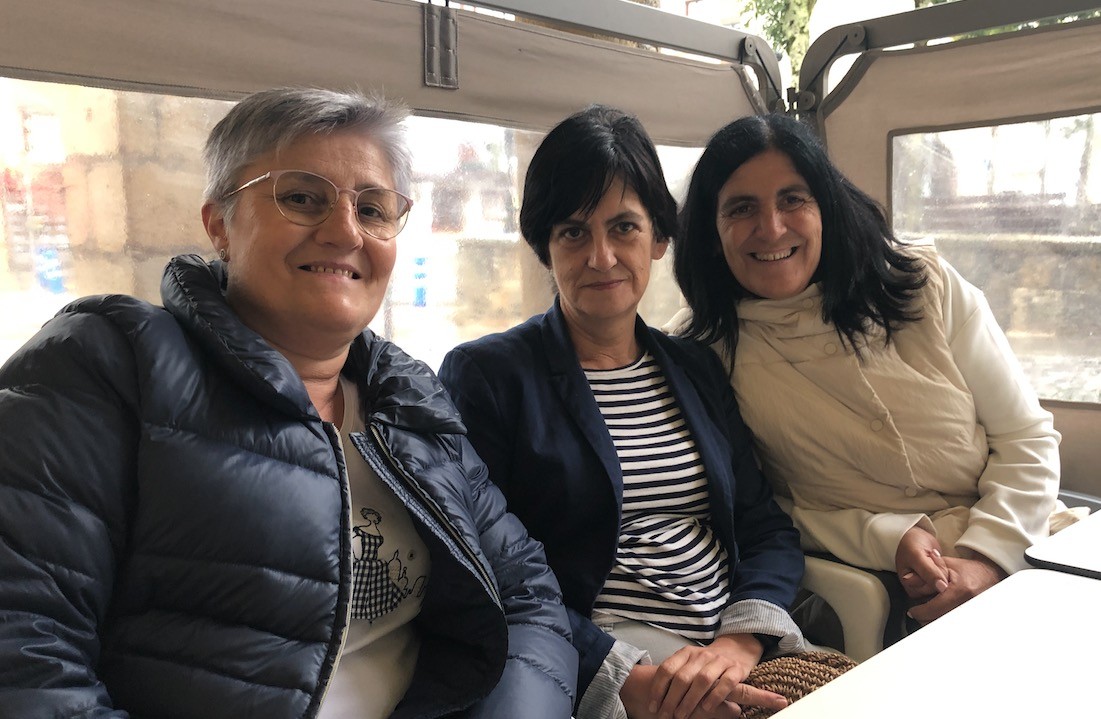 Ana Urzelaik, Marga Castrok eta Tere Deskargak 20 urte egin dituzte umeei bazkaria ematen