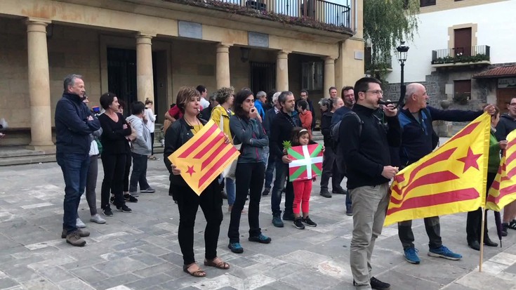 Txilibitu, lapiko eta adar burrunbada Kataluniako politikarien aurkako epaiak salatzeko, Elgetan