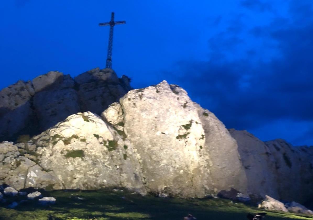 75. urteurrenari ekin dio UDAk Kurtzebarriko tontorra argiztatuta