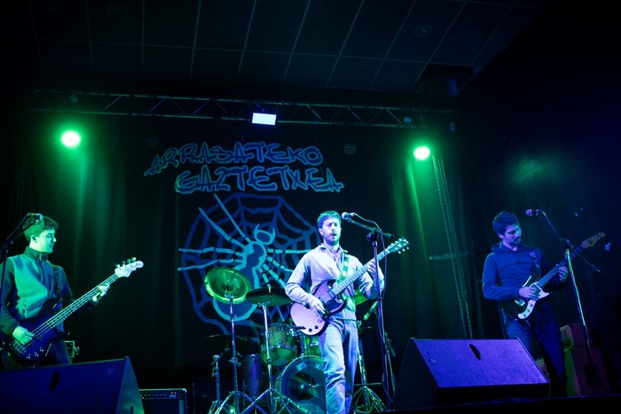 Rock oldarkorrarekin, bizimoduari abestuta