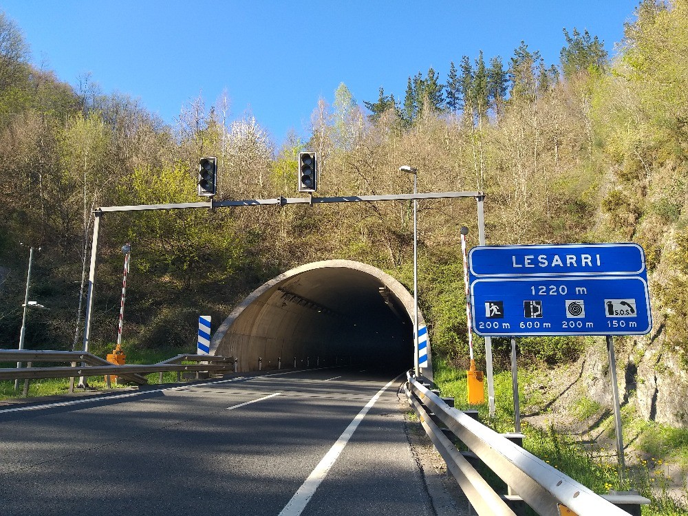 Lesarriko tunelean talka egin dute hainbat autok