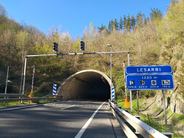 Lesarriko tunelean talka egin dute hainbat autok