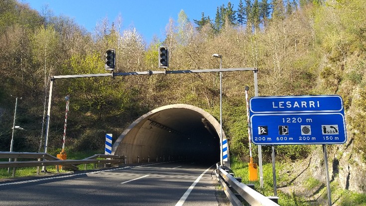 Lesarriko tunelean talka egin dute hainbat autok