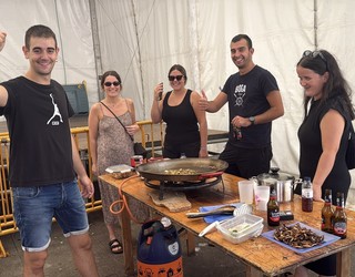 Paella lehiaketa, auzo-bazkaria eta bertso saioarekin amaitu dira Bidebarrietako jaiak