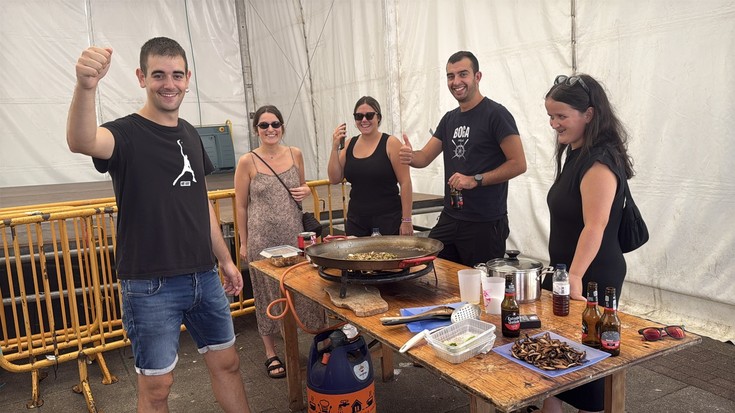 Paella lehiaketa, auzo-bazkaria eta bertso saioarekin amaitu dira Bidebarrietako jaiak