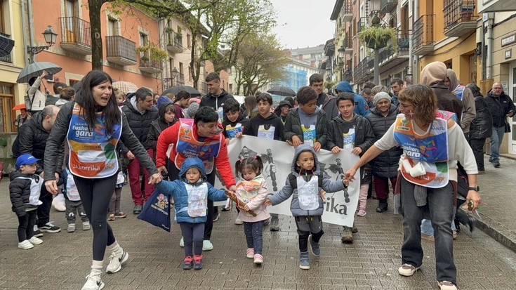 Euria ez da oztopo izan txikienek euskararen alde korrika egiteko