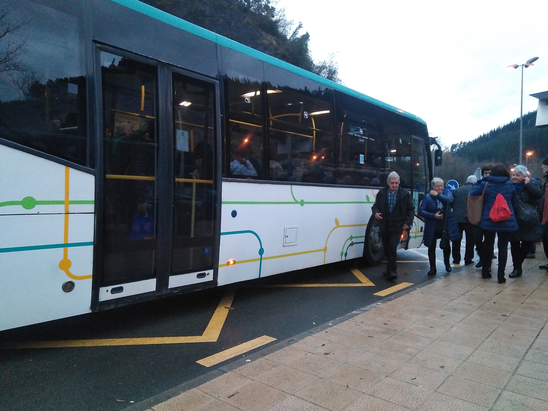 Udanan autobus batek izandako matxurak atzerapenak eragin ditu garraio publikoan