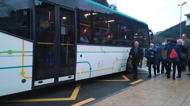 Udanan autobus batek izandako matxurak atzerapenak eragin ditu garraio publikoan