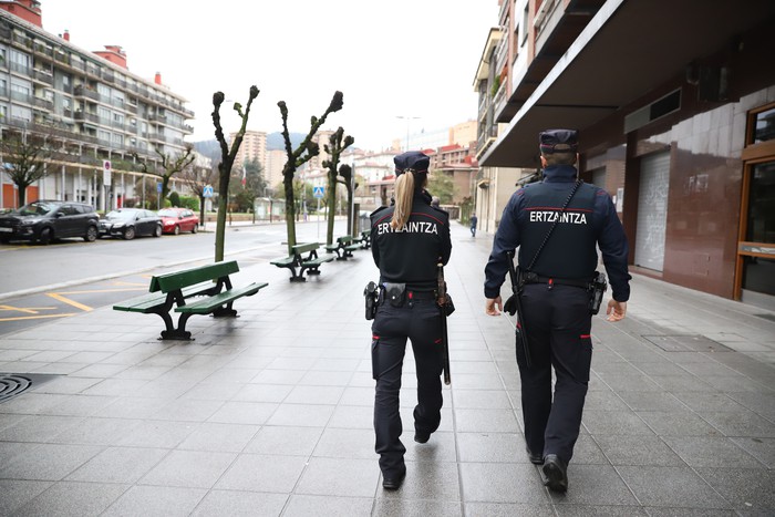 Hamasei urteko gazte bat atxilotu zuten atzo Arrasaten, ustez adineko emakume bati poltsa lapurtzeagatik