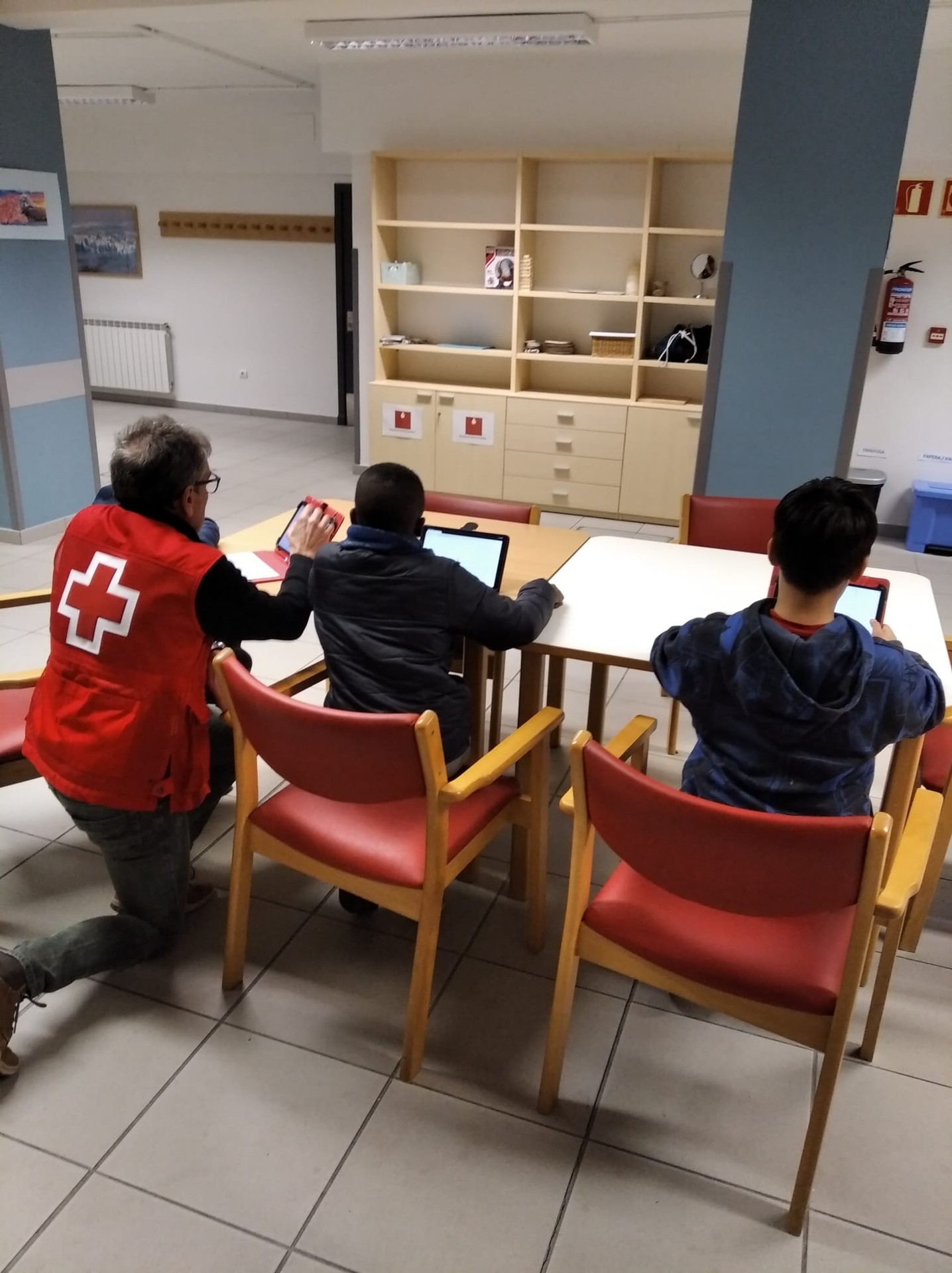 Kalteberatasun egoeran dauden haurrei hezkuntza-laguntza eskainiko die Gurutze Gorriak Bergaran