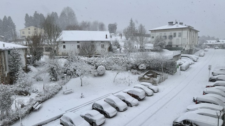 Elurra mara-mara eta aspaldiko tenperatura hotzenak urtea hasteko