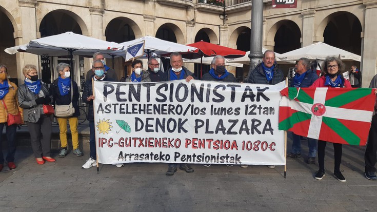 Pentsionistek manifestazioa egin dute Gasteizen, pentsio publiko duinak aldarrikatzeko