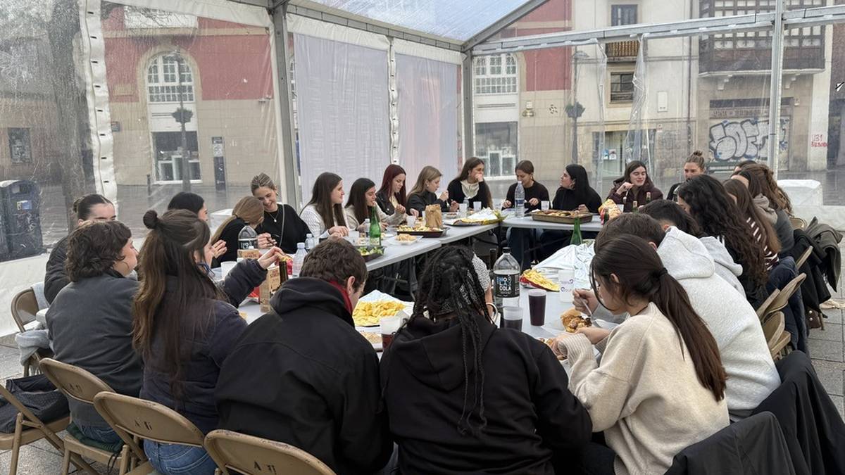 Arrasateko eta Meatzaldeko euskaltzale gazteak elkartu ditu 'Tindeher' ekimenak