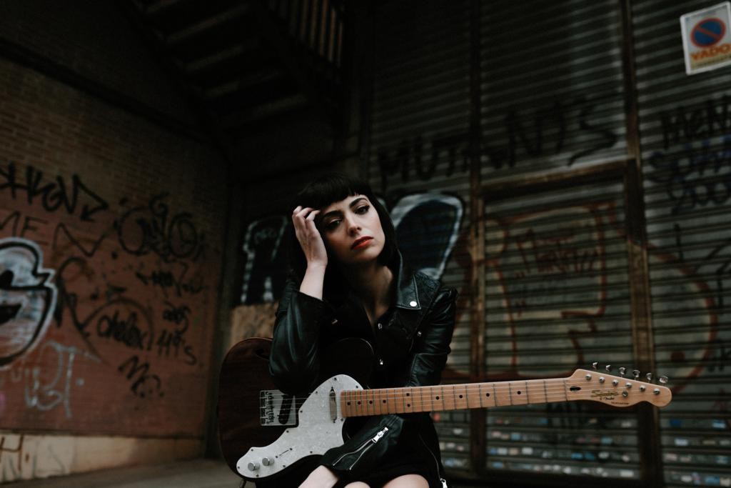'Lights' lana aurkeztera dator bihar Nat Simons