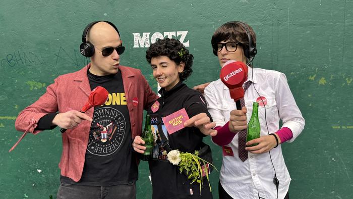 Kantu-eskean hasi, euripean segi, eta dantzatzen eman diote amaiera jaiei