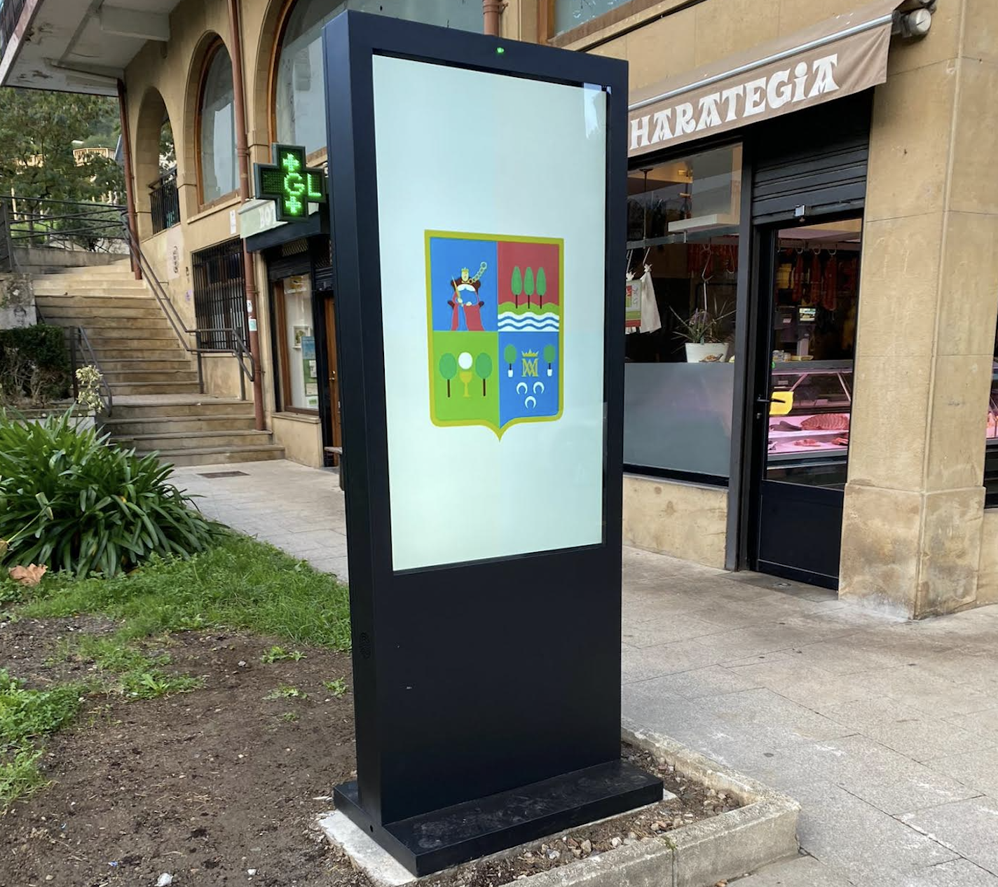 Pantaila informatiboa, herriko komunikazio bideak "errazteko" asmoz