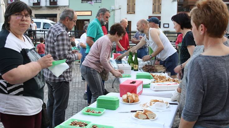 Elkartasunez beteriko pintxoak eta datilak, atzo, Antzuolan