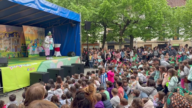 Ikas-komunitatearekin batera ari dira ospatzen Debagoieneko Euskal Eskola Publikoaren jaia