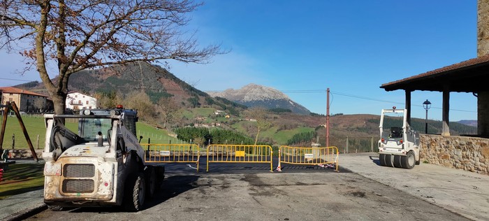 Elizateetako eskaerei erantzunez, asfaltatze lanak Marinen, Apotzagan eta Gellaon