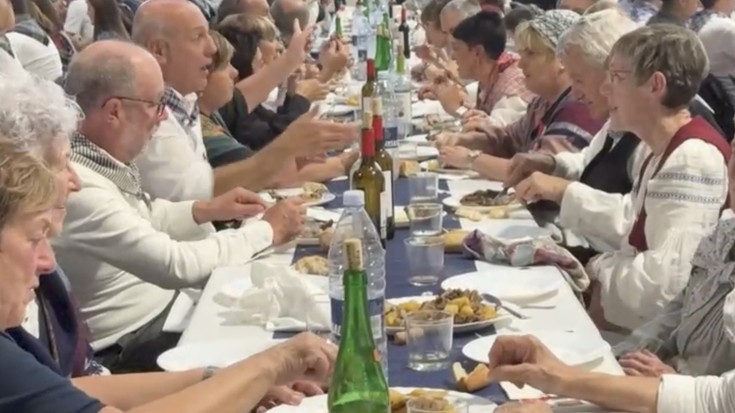 Astelehen eguerdian jarriko dituzte salgai Herri Eguneko bazkarirako txartelak