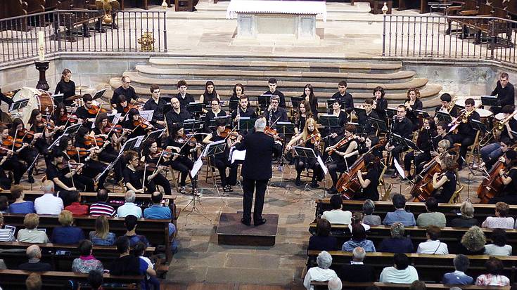 Bergarako orkestra sinfonikoa Stoltz-Freres organoaren alde kantuan