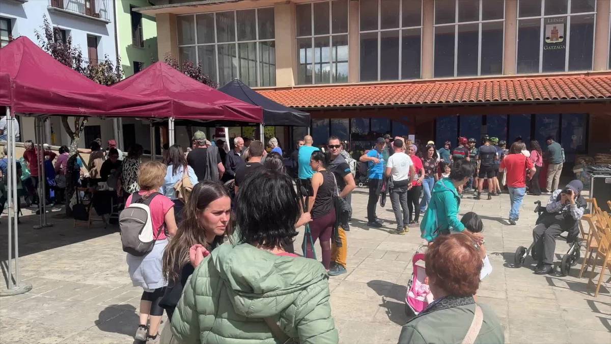 Bertako produktuez, musikaz eta bisita gidatuez osatuta egon da Gatz Eguna