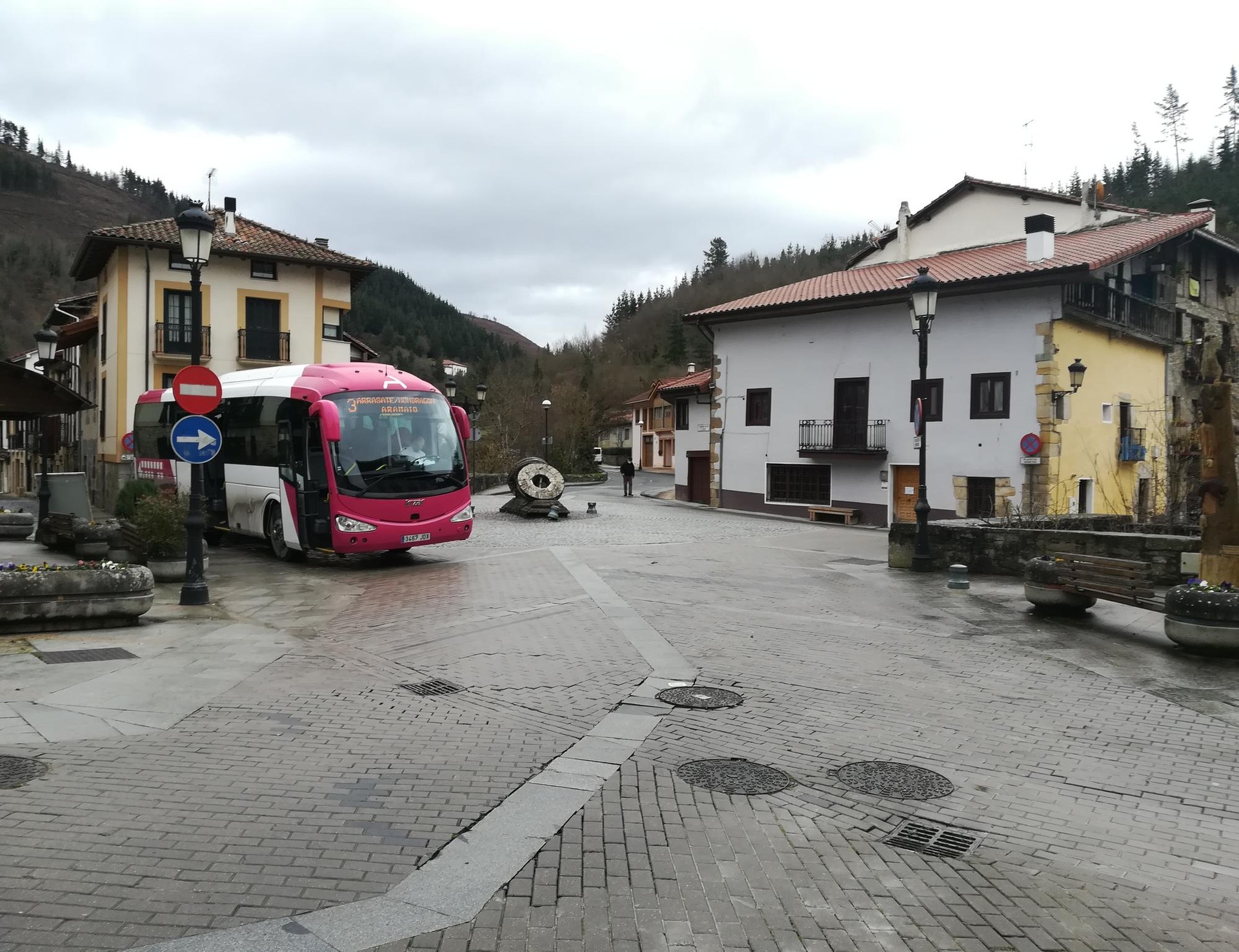 Domekan, autobus zerbitzuak ez du ohiko ordutegia izango