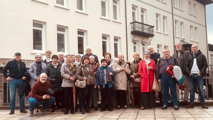 Giro ederra nagusi mahaiaren bueltan, Arrasaten bizi diren oñatiarren topaketan