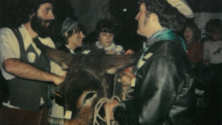 Astoa hartuta Bilbora lehen Korrikan, AEKren alde dirua batzera