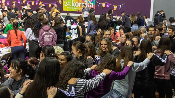 Kantu artean egon dira Korrikaren zain Arrasaten