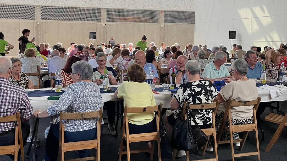 160 erretiratu elkartu dira mahaiaren bueltan, Udalak eskainitako egunean