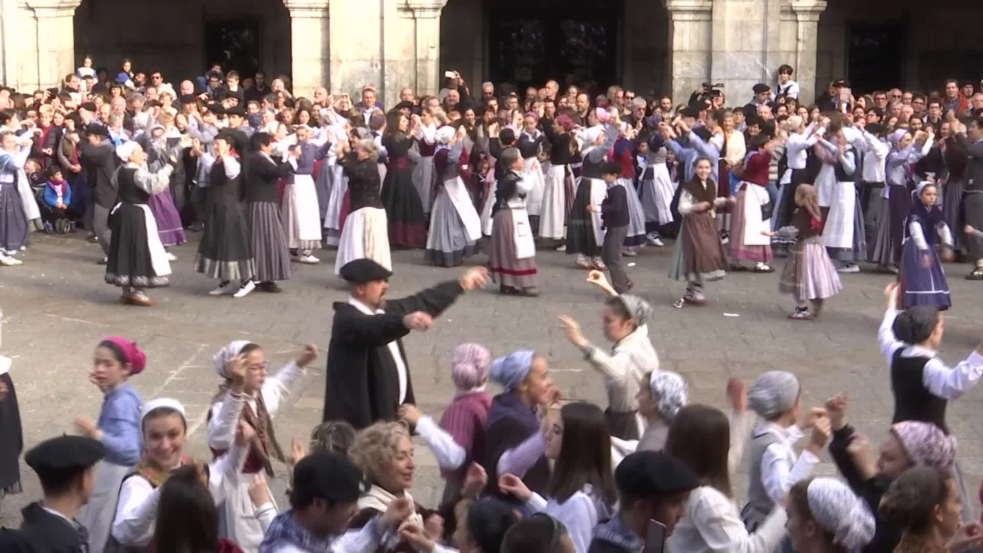 Santamas egunak jai giroa ekarri du Arrasatera