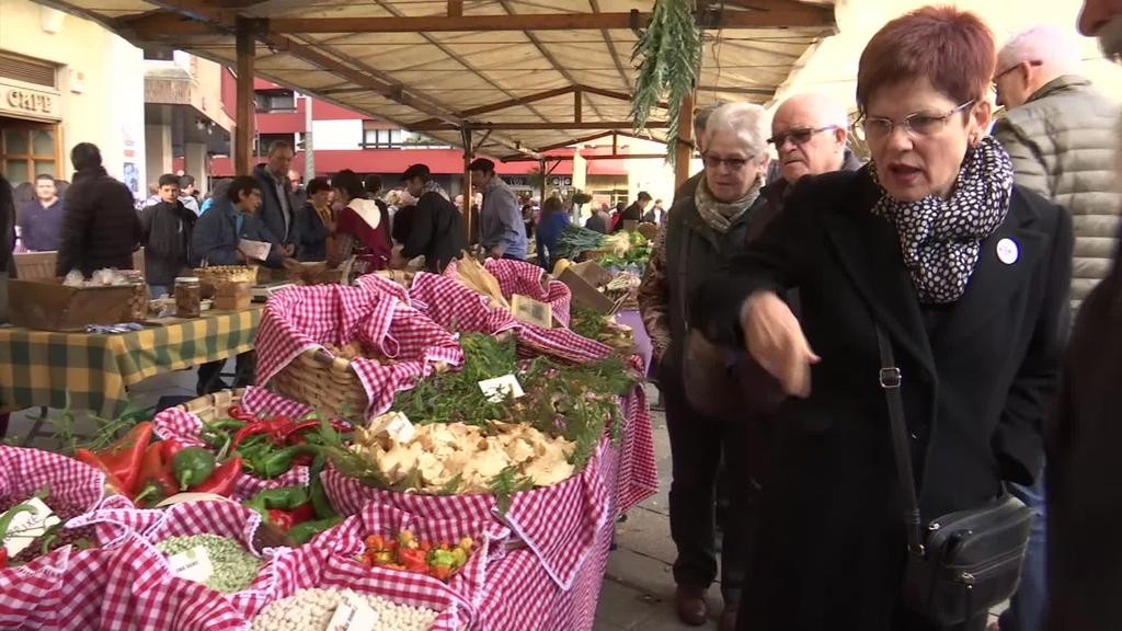 Santamasetako artisautza ferian postua jartzeko izen-ematea ireki dute