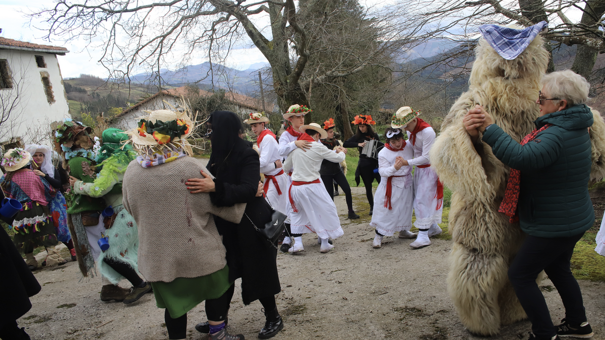 Inauteriak prestatzen hasita daude kokoak;  gaur egingo dute lehen entsegua gimnasioan