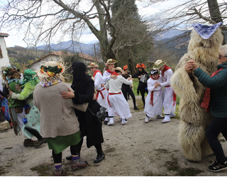 Inauteriak prestatzen hasita daude kokoak;  gaur egingo dute lehen entsegua gimnasioan