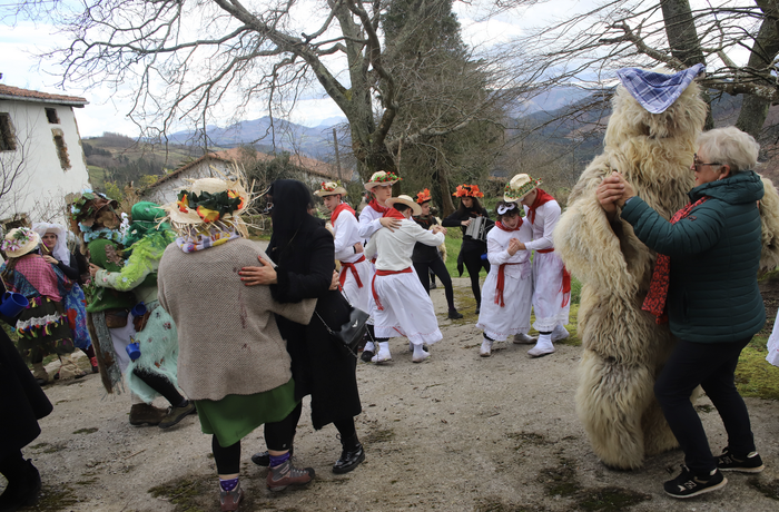 Inauteriak prestatzen hasita daude kokoak;  gaur egingo dute lehen entsegua gimnasioan
