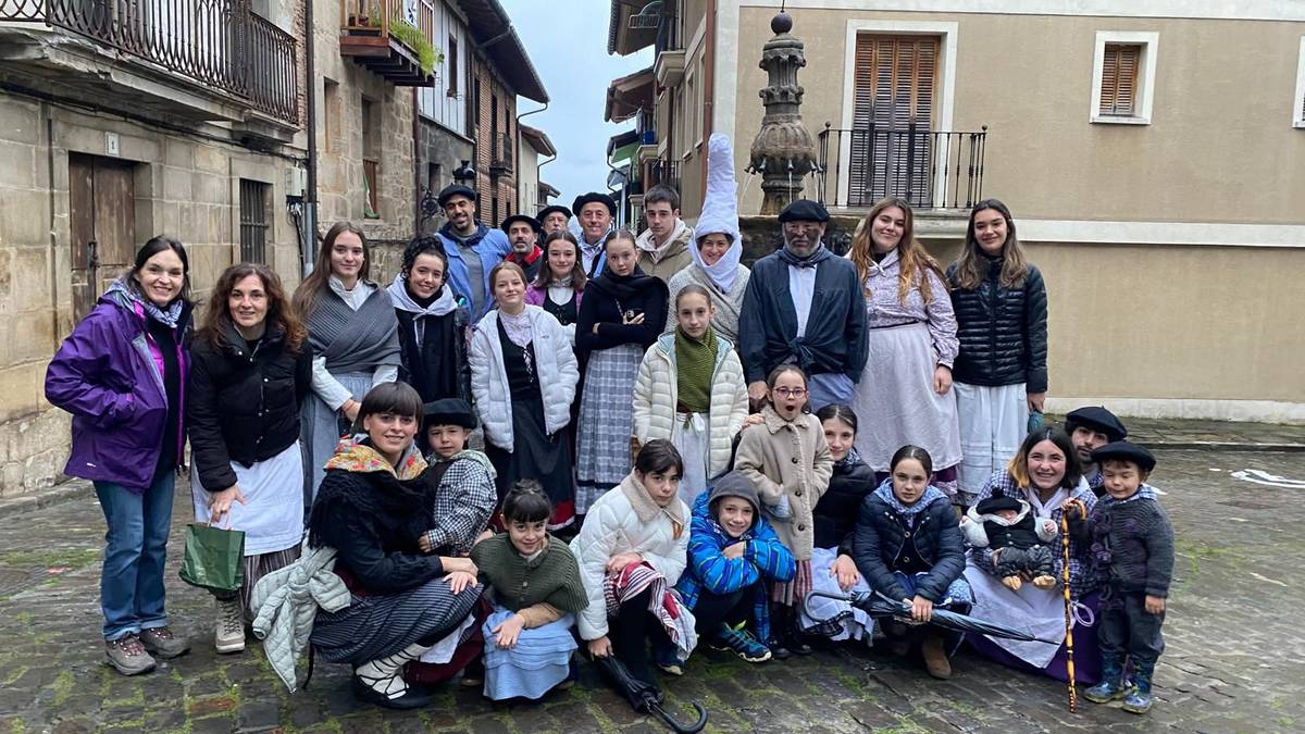 Egutegien banaketa eta kantua, Olentzero eta Mari Domingirekin