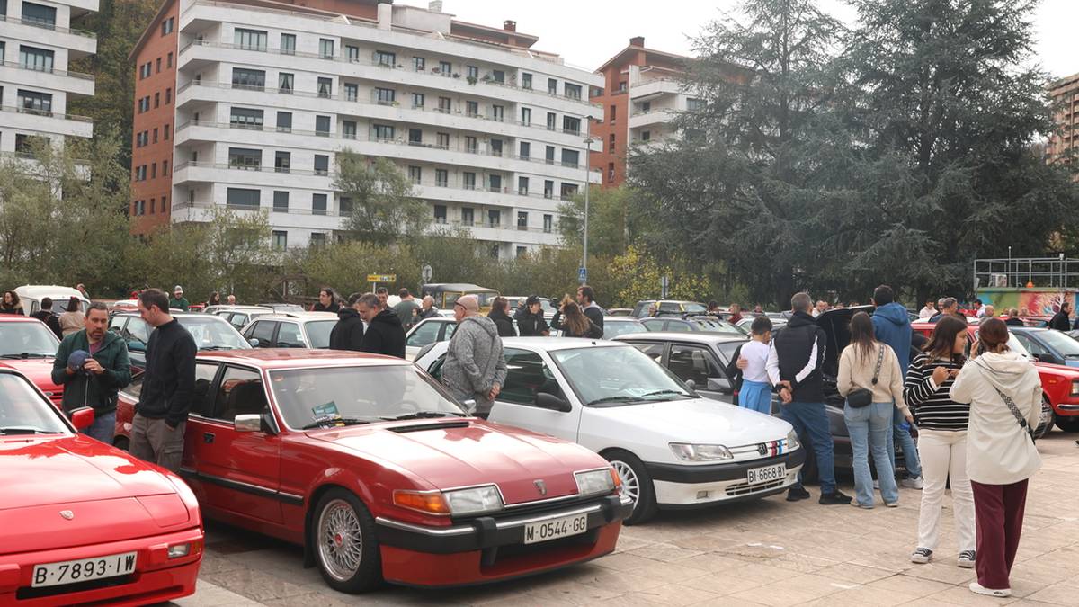 'Joyas sobre ruedas' topaketaren bosgarren edizioak 70 auto batu ditu Arrasaten
