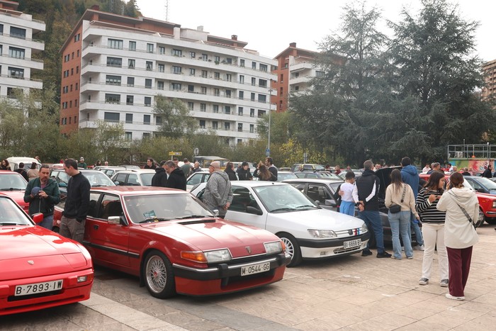 'Joyas sobre ruedas' topaketaren bosgarren edizioak 70 auto batu ditu Arrasaten