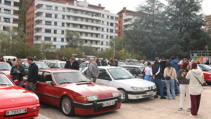 'Joyas sobre ruedas' topaketaren bosgarren edizioak 70 auto batu ditu Arrasaten